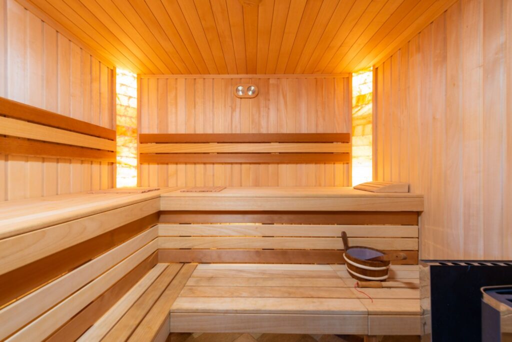 Ahşap bankları olan boş bir sauna odası